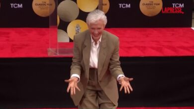 Glenn Close premiata al TCL Chinese Theatre di Los Angeles: le sue impronte (e del suo cane) nel cemento