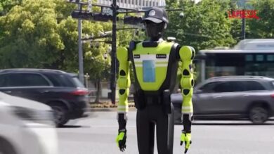 Cina, squadra di vigili-robot dirige il traffico durante le feste dell'1 maggio