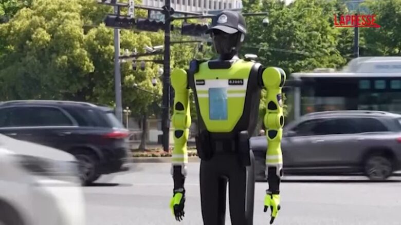 Cina, squadra di vigili-robot dirige il traffico durante le feste dell'1 maggio
