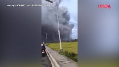 Filippine, il vulcano Mayon erutta e copre il cielo con cenere e detriti
