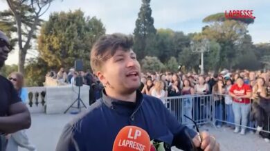 Roma, bagno di folla al Pincio per Eddie Brock. Concerto per i fan e lancio del nuovo singolo