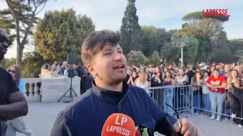 Roma, bagno di folla al Pincio per Eddie Brock. Concerto per i fan e lancio del nuovo singolo