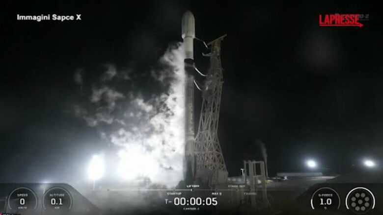 Space X, lanciato il razzo Falcon 9 da una base spaziale in California