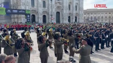 Stramilano 2026, la fanfara dei bersaglieri prima della partenza della non competitiva