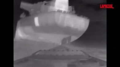 Ucraina, droni marini di Kiev colpiscono due petroliere russe: il video