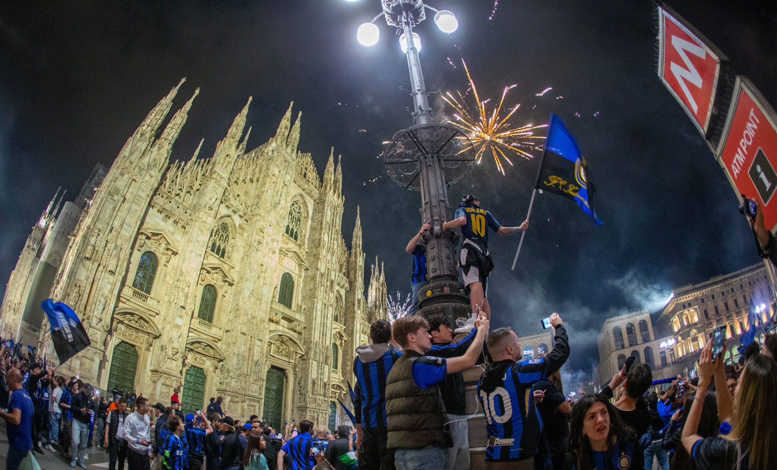 Inter Campione d’Italia, la festa Scudetto in campo e a piazza Duomo: le foto della serata