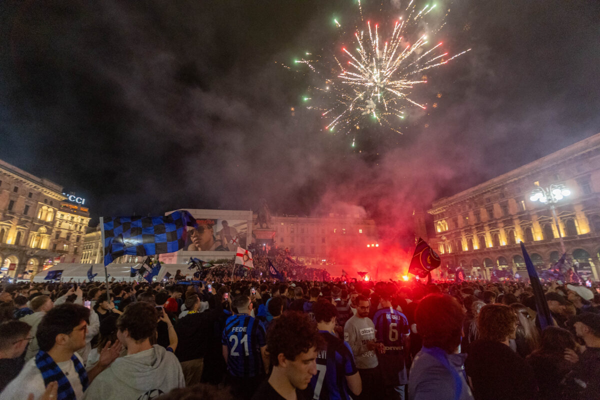 Inter Campione d’Italia, la festa Scudetto in campo e a piazza Duomo: le foto della serata