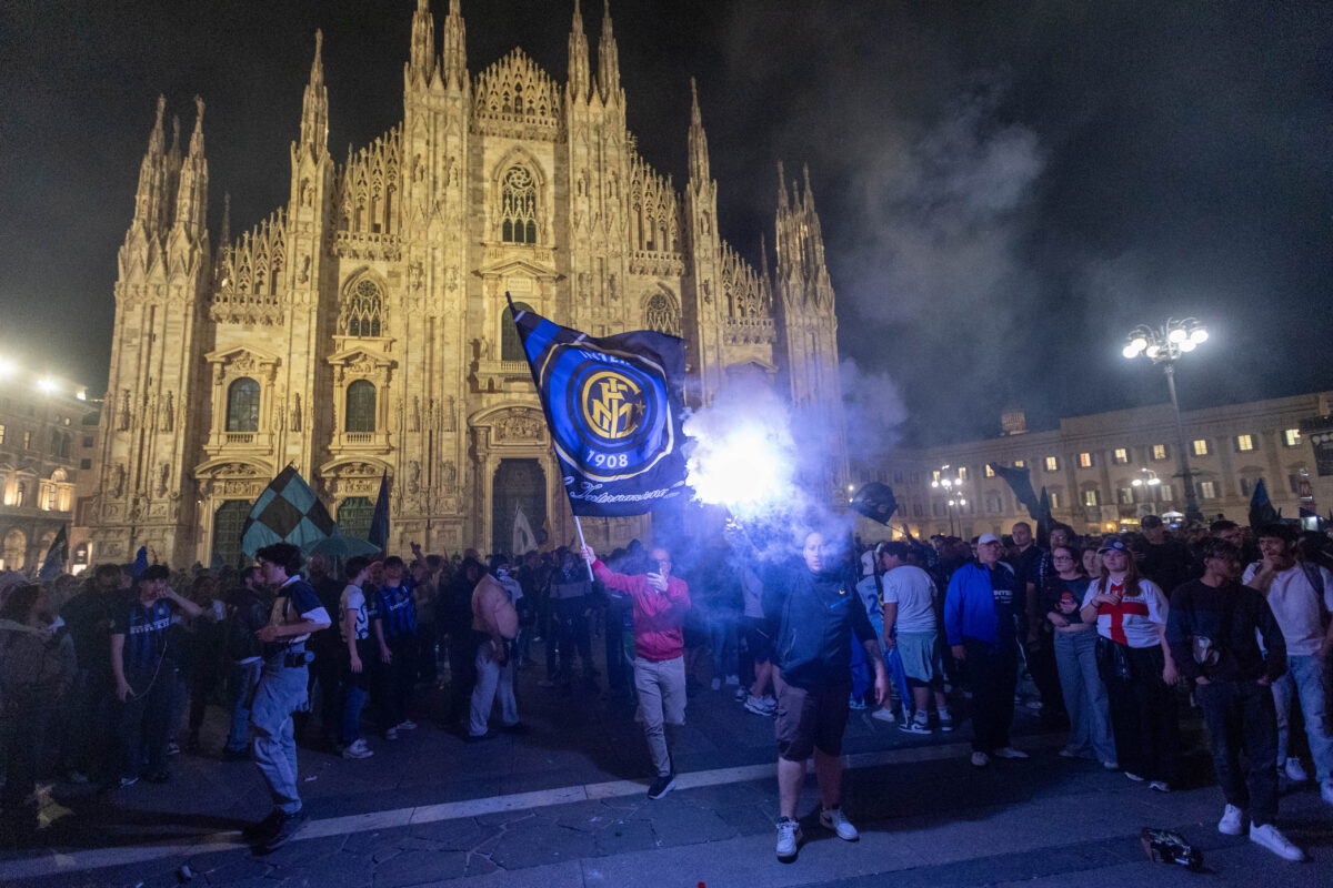 Inter Campione d’Italia, la festa Scudetto in campo e a piazza Duomo: le foto della serata