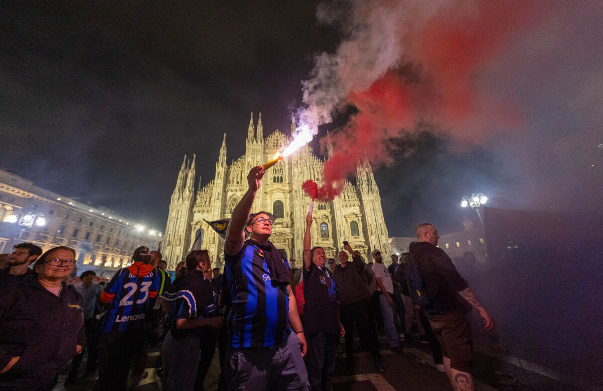 Inter Campione d’Italia, la festa Scudetto in campo e a piazza Duomo: le foto della serata