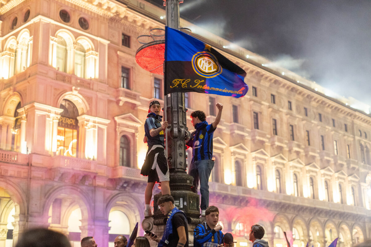 Inter Campione d’Italia, la festa Scudetto in campo e a piazza Duomo: le foto della serata