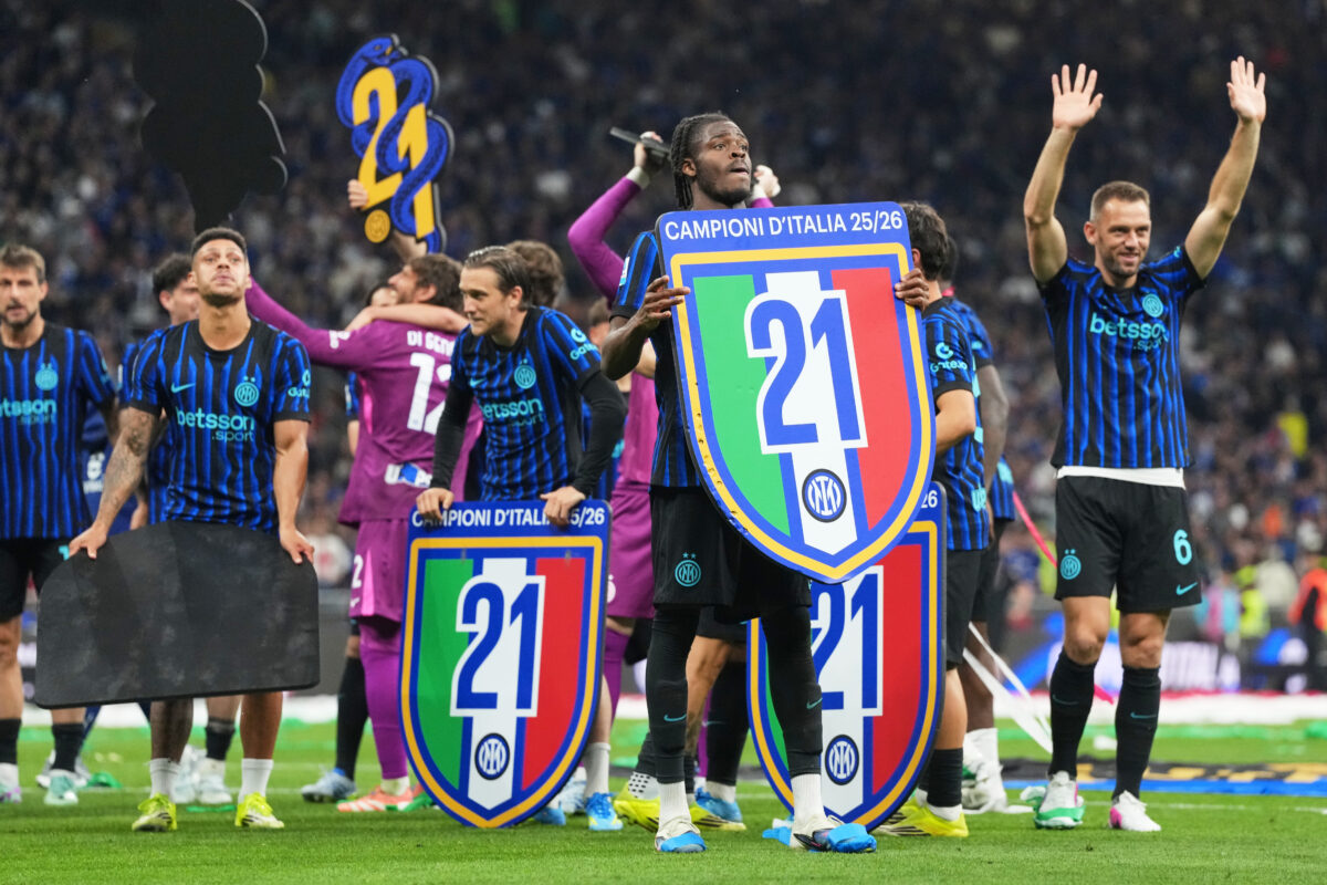 Inter Campione d’Italia, la festa Scudetto in campo e a piazza Duomo: le foto della serata