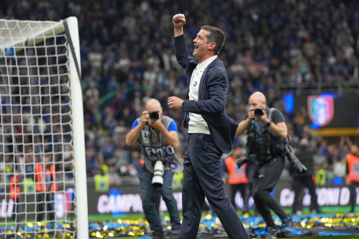 Inter Campione d’Italia, la festa Scudetto in campo e a piazza Duomo: le foto della serata