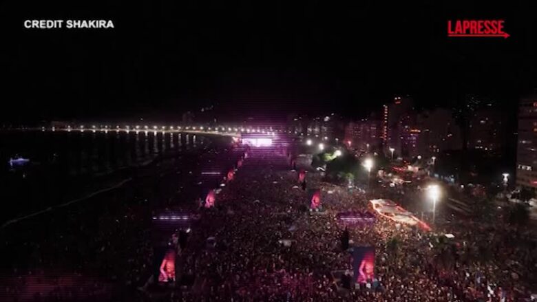 Show di Shakira a Copacabana: drone mostra la folla immensa sulla spiaggia di Rio
