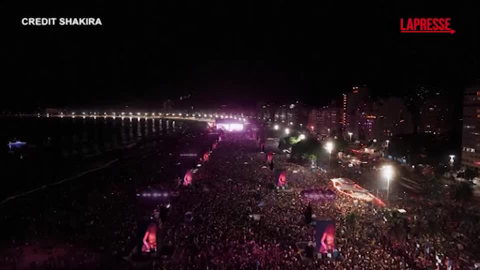 Show di Shakira a Copacabana: drone mostra la folla immensa sulla spiaggia di Rio