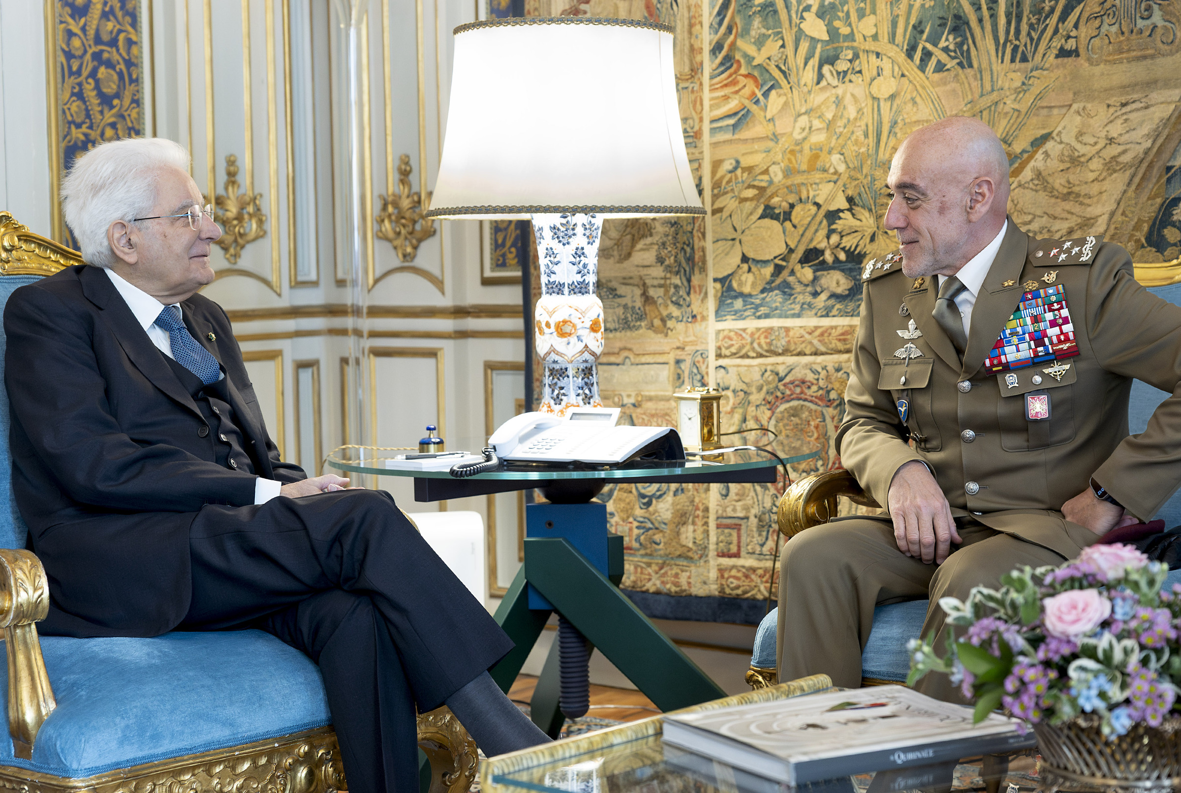 Mattarella ai vertici dell’esercito: “Mondo sempre più fragile impone resilienza delle istituzioni”