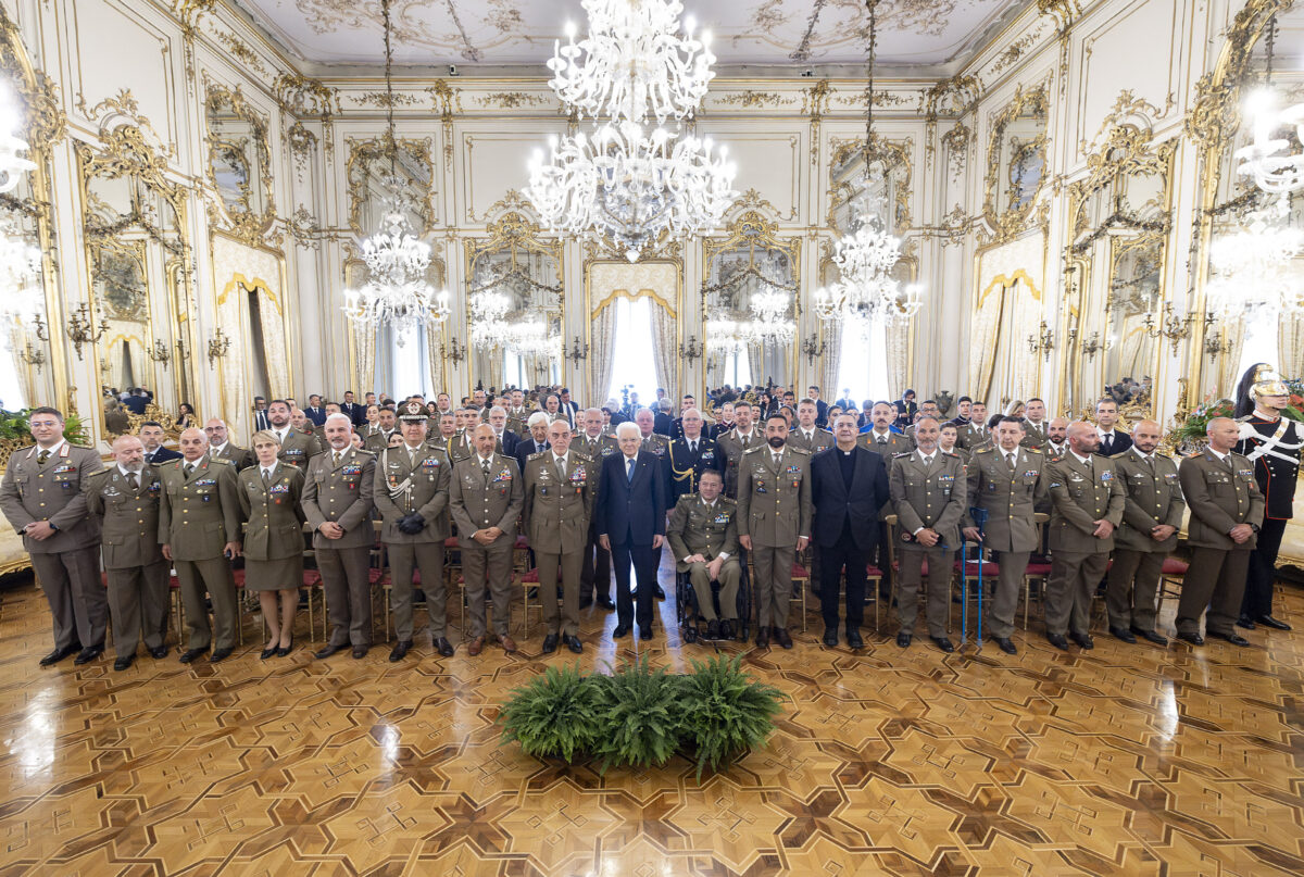 Mattarella ai vertici dell’esercito: “Mondo sempre più fragile impone resilienza delle istituzioni”