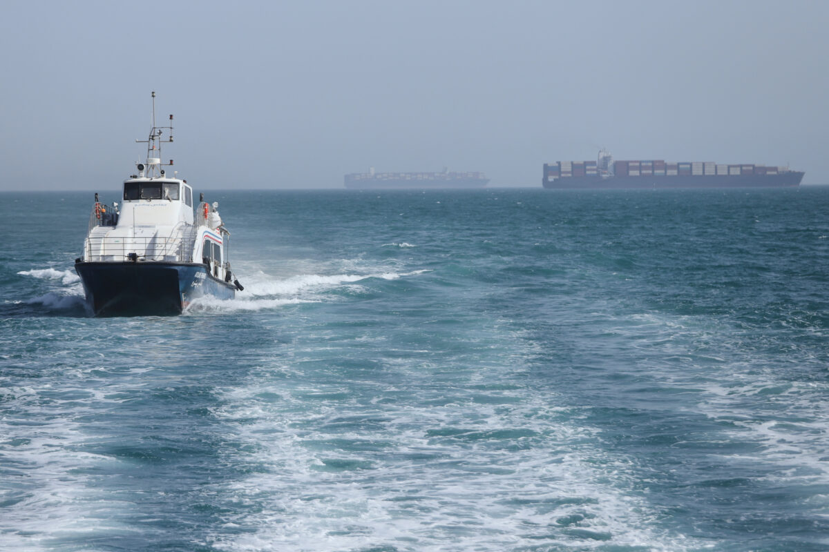 Una petroliera solca le acque dello Stretto di Hormuz. (Amirhosein Khorgooi/ISNA via AP)