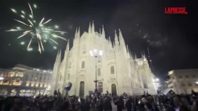 Milano, i tifosi dell'Inter festeggiano il 21esimo scudetto a Piazza Duomo