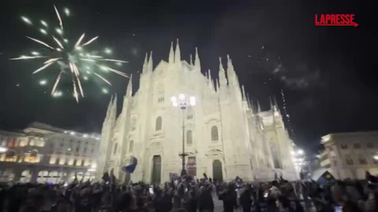 Milano, i tifosi dell'Inter festeggiano il 21esimo scudetto a Piazza Duomo