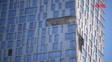 Mosca, drone finisce su grattacielo di lusso: i danni all'edificio