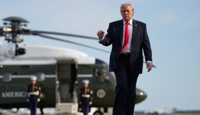 Iran, Trump: “Se attaccano le nostre navi, saranno spazzati via”. A fuoco impianto petrolifero negli Emirati – La diretta