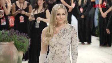 Met Gala 2026, Lindsey Vonn aiutata a salire la scala del Museum of Art di New York