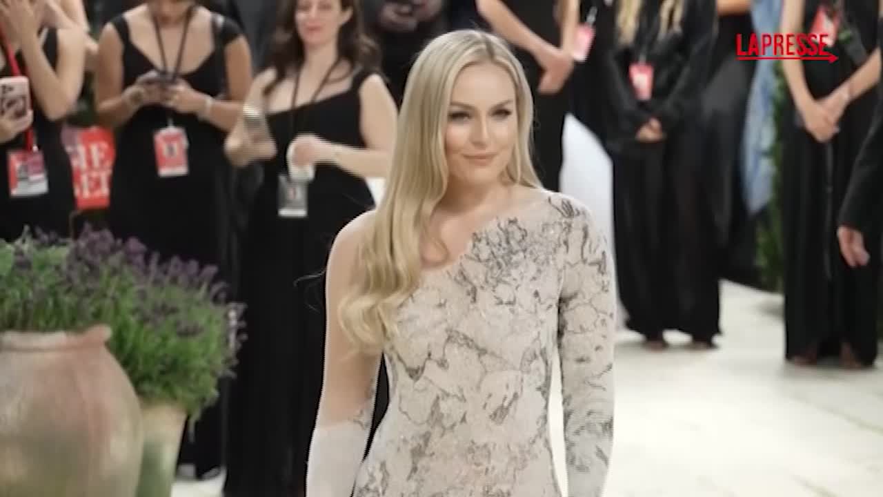 met gala 2026 lindsey vonn aiutata a salire la scala del museum of art di new york da Lapresse.it met gala 2026 lindsey vonn aiutata a salire la scala del museum of art di new york