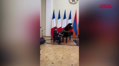 Armenia, Emmanuel Macron canta 'La Bohème' di Charles Aznavour