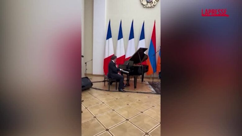 Armenia, Emmanuel Macron canta 'La Bohème' di Charles Aznavour
