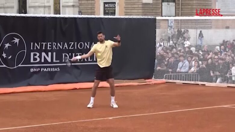Internazionali Roma 2026, Djokovic si allena a Piazza del Popolo: tifosi in delirio per il serbo