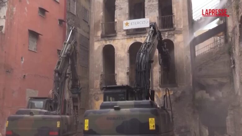 Torre Annunziata, da “Fortapasc” a piazza Siani: al via l’abbattimento del fortino del clan Gionta