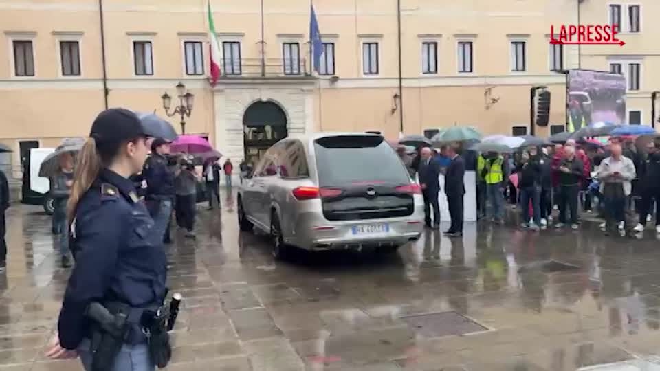 Alex Zanardi: l’arrivo della salma del campione, gli applausi dei presenti