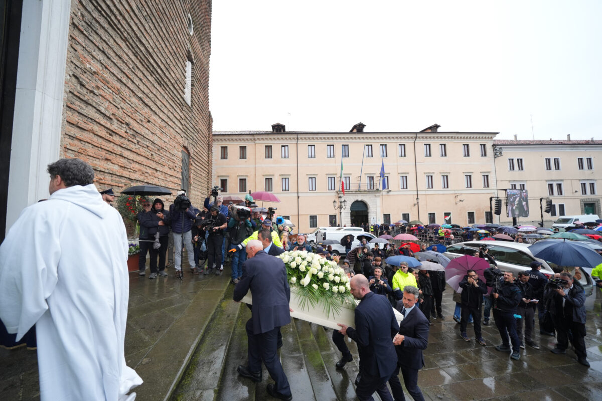 Galleria foto 'Zanardi, ai funerali tanto sport: da Abodi a Malagò fino a Bebe Vio e Tomba – Le foto' - foto 2