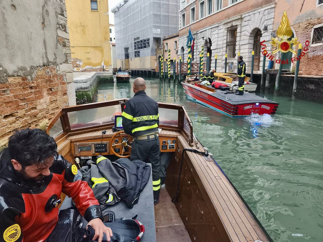 Venezia, tre persone finiscono in acqua: ventenne muore annegato