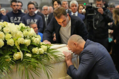 Folla ai funerali di Zanardi, il figlio Nicolò: “Non serve essere Alex per avere una vita meravigliosa”