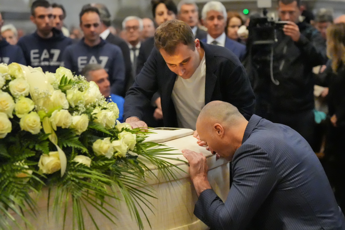 Folla ai funerali di Zanardi, il figlio Nicolò: “Non serve essere Alex per avere una vita meravigliosa”