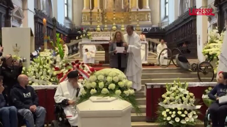 Alex Zanardi, la cognata ai funerali: “‘Combattente’ è la tua essenza più vera”