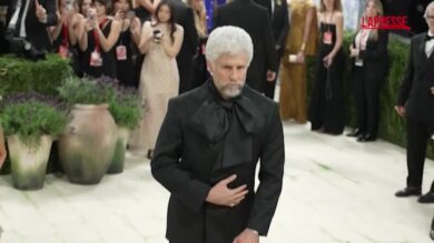 Met Gala 2026, Bad Bunny si presenta in versione “anziano”