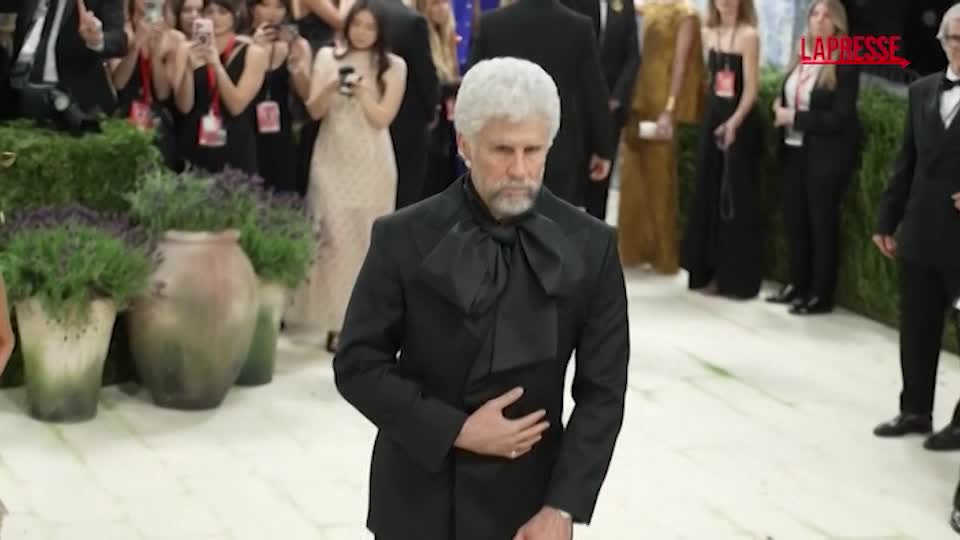 met gala 2026 bad bunny si presenta in versione anziano da Lapresse.it met gala 2026 bad bunny si presenta in versione anziano