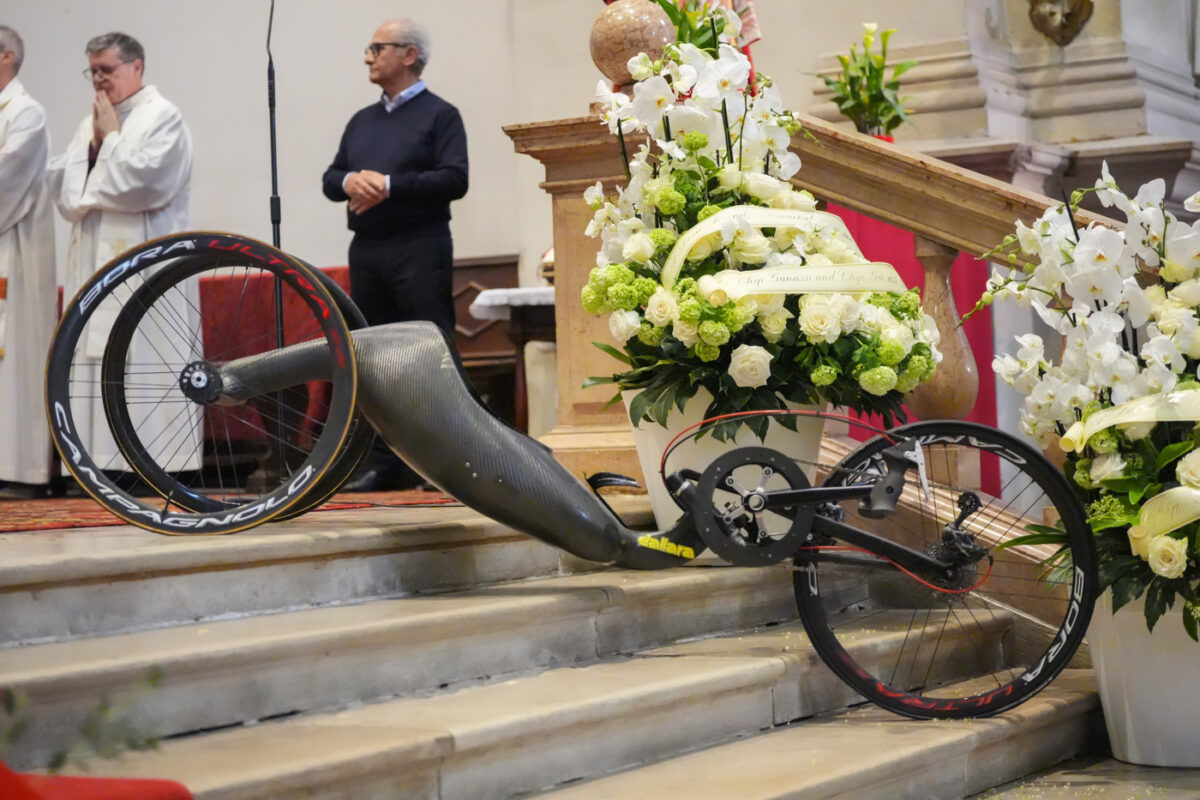 Galleria foto 'Zanardi, ai funerali tanto sport: da Abodi a Malagò fino a Bebe Vio e Tomba – Le foto' - foto 3