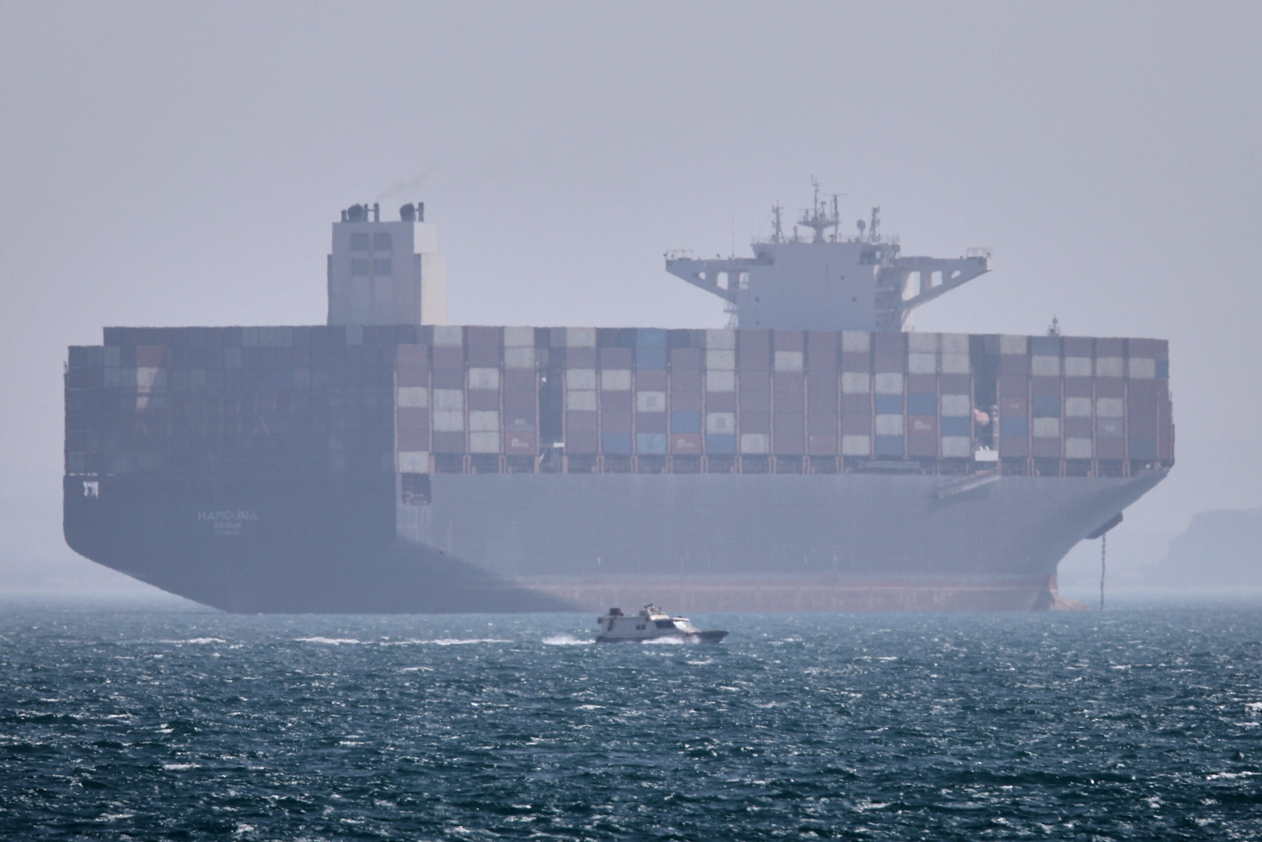Iran, Maersk: “Nave scortata da Usa uscita dallo Stretto di Hormuz” – La diretta