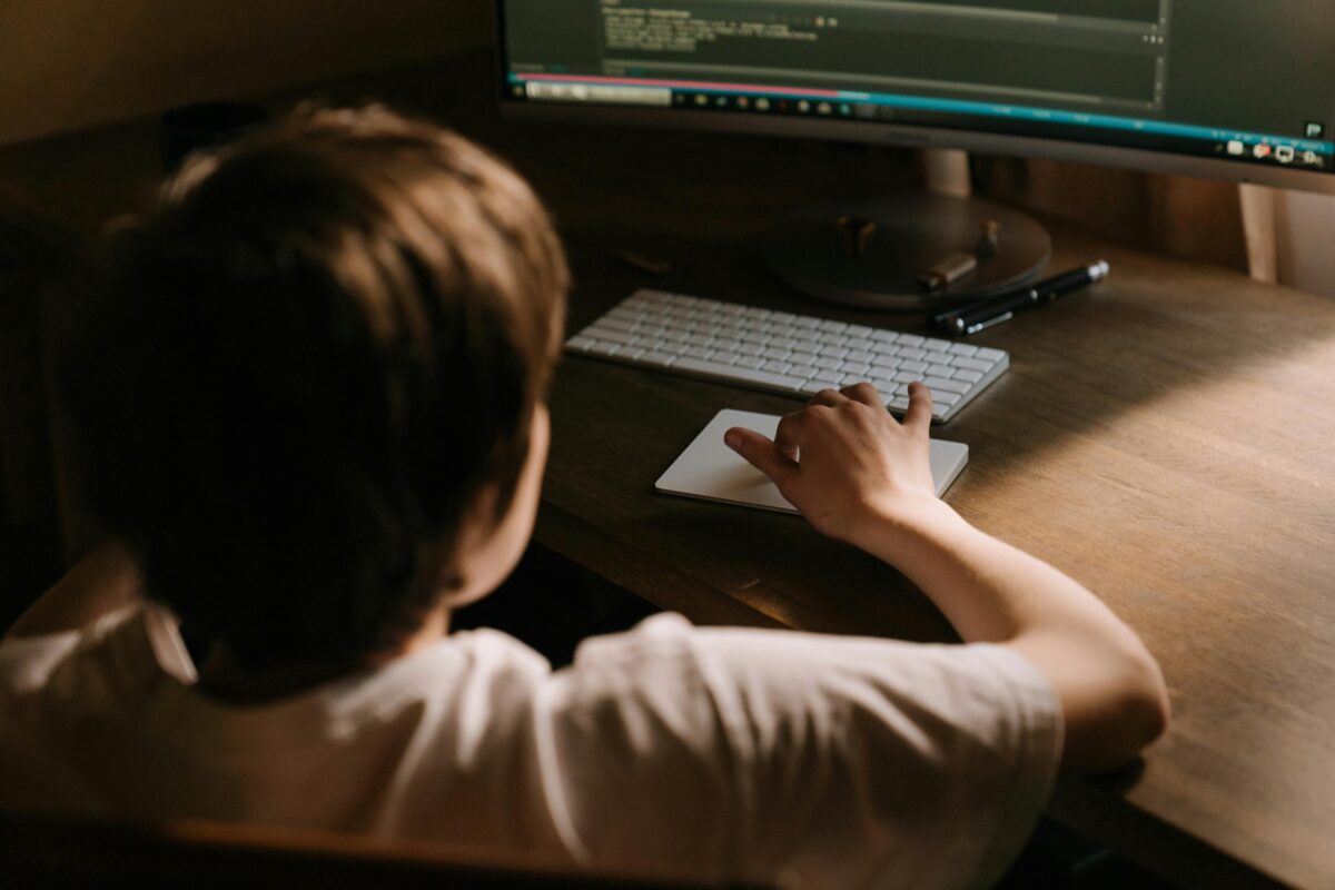 Pedopornografia, 2.623 casi online nel 2025 e 224 arresti