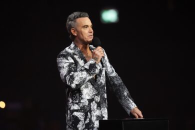 Robbie Williams e il dente rotto: il racconto sui social