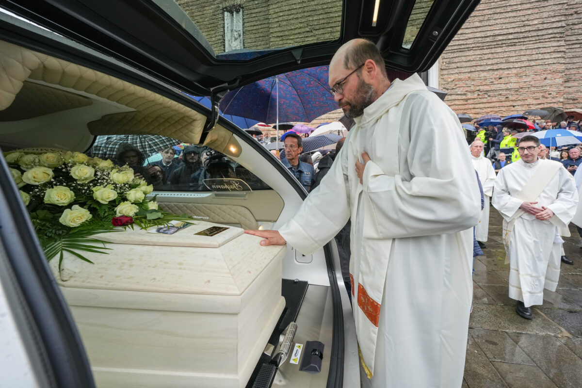 Galleria foto 'Zanardi, ai funerali tanto sport: da Abodi a Malagò fino a Bebe Vio e Tomba – Le foto' - foto 20