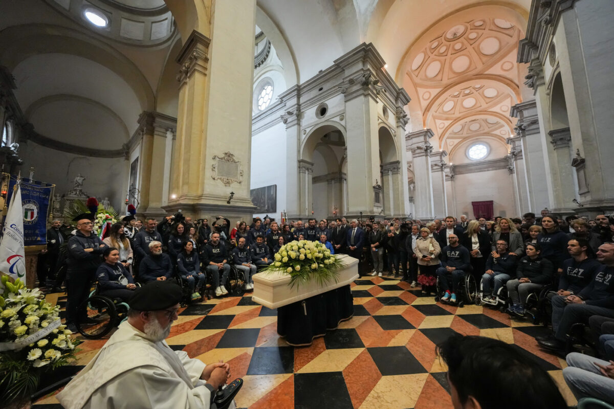 Galleria foto 'Zanardi, ai funerali tanto sport: da Abodi a Malagò fino a Bebe Vio e Tomba – Le foto' - foto 14