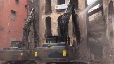 Torre Annunziata: al via l’abbattimento di Palazzo Fienga, il ‘Fortapasc’ del clan Gionta