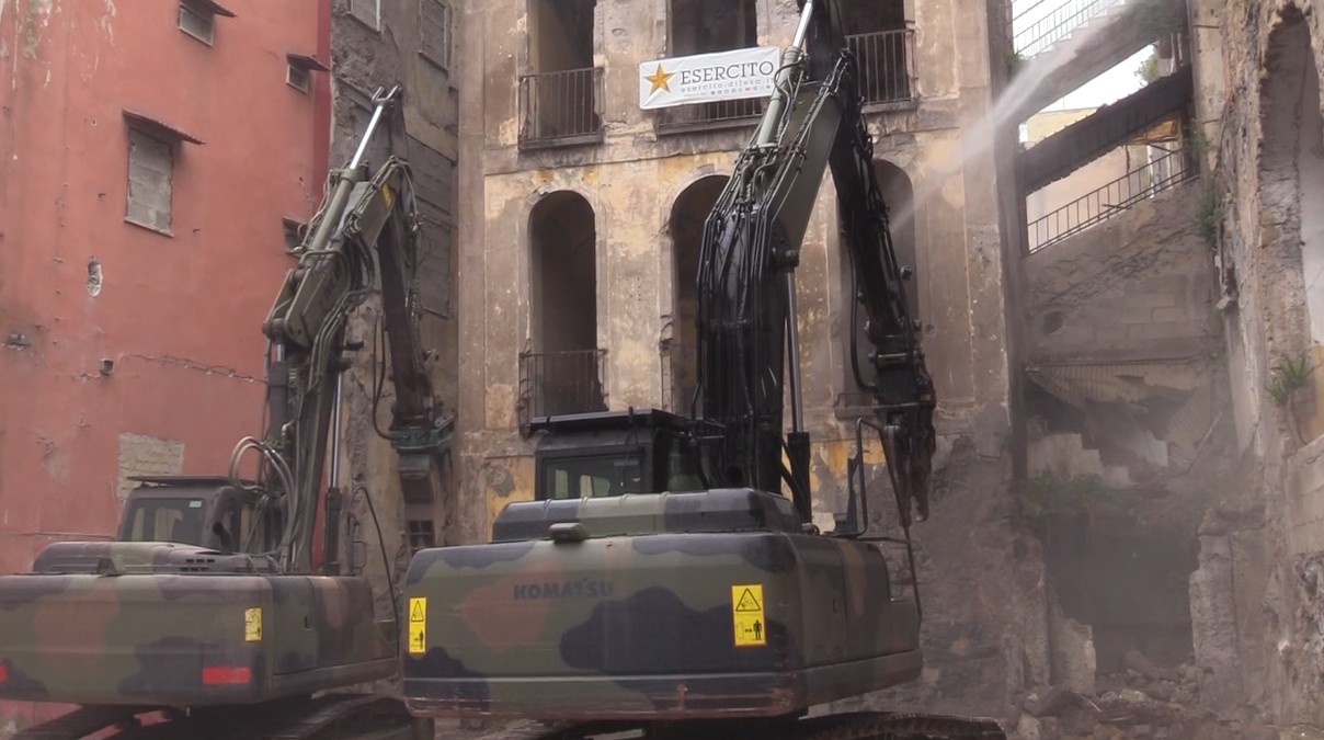 Torre Annunziata: al via l’abbattimento di Palazzo Fienga, il ‘Fortapasc’ del clan Gionta