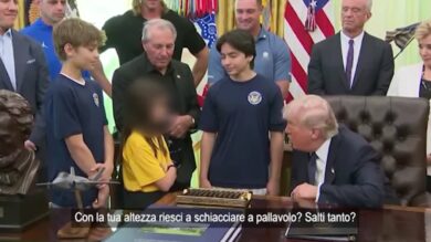 Trump scherza sull'altezza di una piccola pallavolista: "Riesci a schiacciare? Il calcio potrebbe essere meglio"