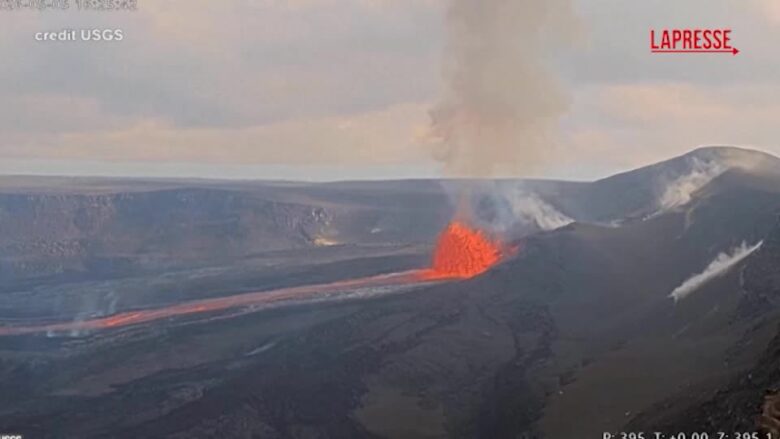 Hawaii, il vulcano Kilauea torna a ribollire: i getti di lava sul cratere