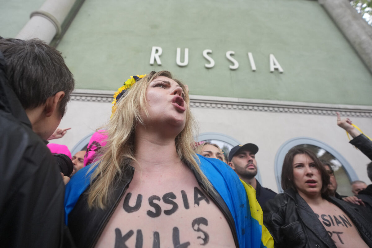 Biennale Venezia 2026, Pussy Riot e Femen protestano contro il Padiglione russo: “Mosca uccide”